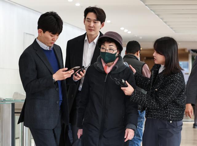 양평 공흥지구 개발 특혜 의혹과 관련해 김건희 여사의 모친 최은순 씨가 11일 서울 광화문 KT빌딩에 마련된 김건희특검 사무실에 피의자 신분으로 재출석하고 있다 20251111 사진연합뉴스
