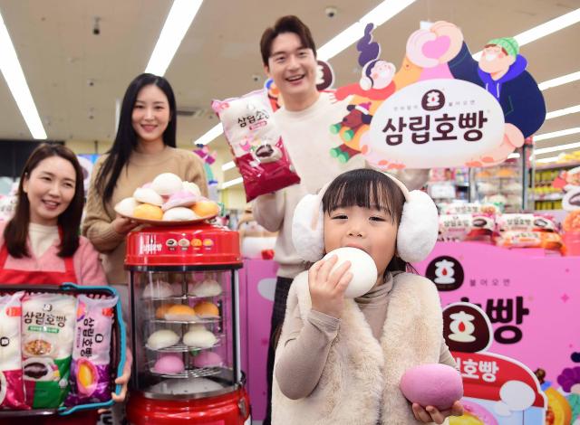 28일 오전 서울 강동구 GS더프레시 명일점에서 모델들이 SPC삼립의 2025 시즌 삼립호빵 신제품을 선보이고 있다 20251028 사진SPC삼립