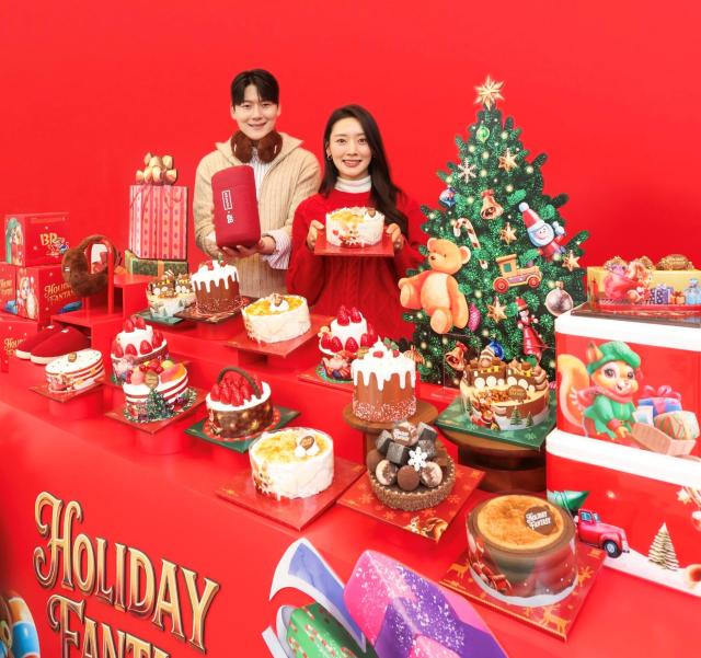 24일 ‘워크샵 by 배스킨라빈스’에서 모델들이 ‘홀리데이 판타지’ 크리스마스 케이크 라인업과 영국 브랜드 ‘헌터’와 협업한 겨울 굿즈를 소개하고 있다 사진SPC배스킨라빈스