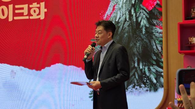 전진경 BR랩 전무가 배스킨라빈스의 2025년 크리스마스 시즌 아이스크림 케이크를 소개하고 있다 사진김현아 기자