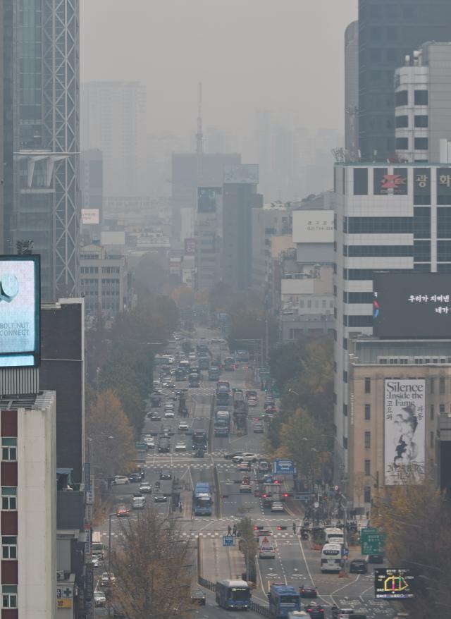 서울과 수도권의 초미세먼지 농도가 나쁨 수준을 보이는 24일 서울 종로구 일대가 뿌옇다 사진연합뉴스