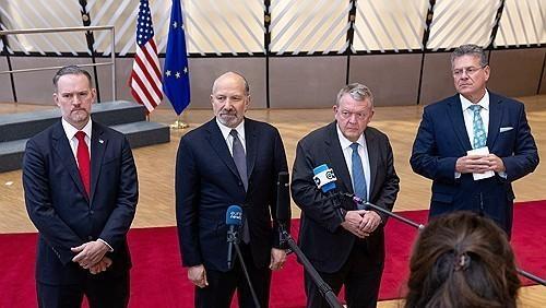 24일 벨기에 브뤼셀에서 한 자리에 모인 미-유럽연합EU 통상 부문 고위급 당국자들 사진AP·연합뉴스