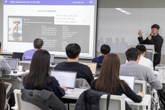 KT가 산업계의 AI 변화 속도에 맞춘 실효성 있는 교육을 원하는 다양한 수요에 맞춰 경기도 성남에 위치한 KT 판교 사옥에 AI 전문 교육 공간인 ‘AI Campus’를 개소하고 실무형 AI 기반 업무 전환AX 역량 교육을 진행했다고 밝혔다 사진은 최근 진행한 AI 교육에 참가한 협력사 직원들의 학습 모습 사진KT