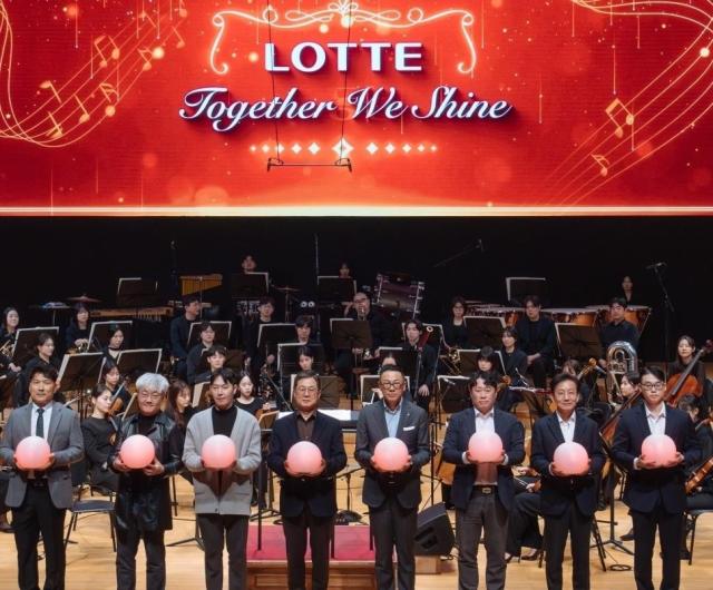 지난 3월 서울 송파구 롯데콘서트홀에서 열린 2025 롯데 행복나눔 동행콘서트에서 롯데와 파트너사 직원 대표들이 동반성장을 기원하는 점등식에 참여하고 있다사진롯데