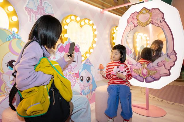롯데월드 어드벤처 캐치 티니핑 마법열차 포토존을 찾은 가족 이용객들이 사진을 촬영하며 시간을 보내고 있다 사진롯데월드