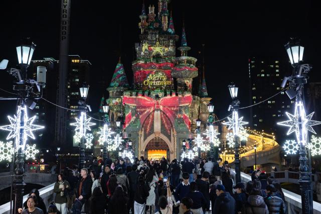 롯데월드 어드벤처 시즌 맵핑 쇼 크리스마스 판타지아가 펼쳐지고 있다 사진롯데월드