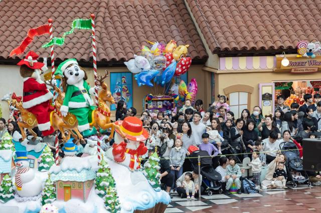 해피 크리스마스 퍼레이드를 즐기는 손님들 사진롯데월드