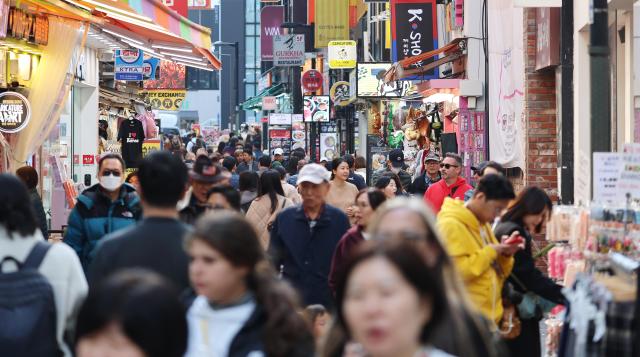 서울 중구 명동거리가 내·외국인들로 북적이고 있는 모습 사진연합뉴스
