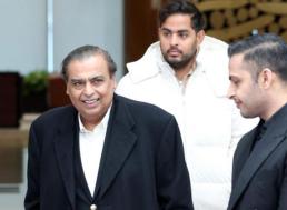 누리호, 10시 42분 발사대 도착…기립 준비