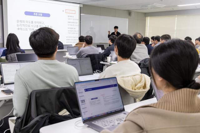 KT가 산업계의 AI 변화 속도에 맞춘 실효성 있는 교육을 원하는 다양한 수요에 맞춰 경기도 성남에 위치한 KT 판교 사옥에 AI 전문 교육 공간인 ‘AI Campus’를 개소하고 실무형 AI 기반 업무 전환AX 역량 교육을 진행했다고 밝혔다 사진은 최근 진행한 AI 교육에 참가한 협력사 직원들의 학습 모습사진KT