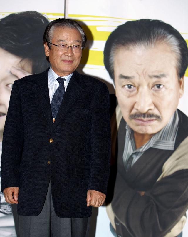 This file image shows actor Lee Soon-jae at the 2006 production briefing for the MBC daily sitcom High Kick where he played the role of the family patriarch YONHAP