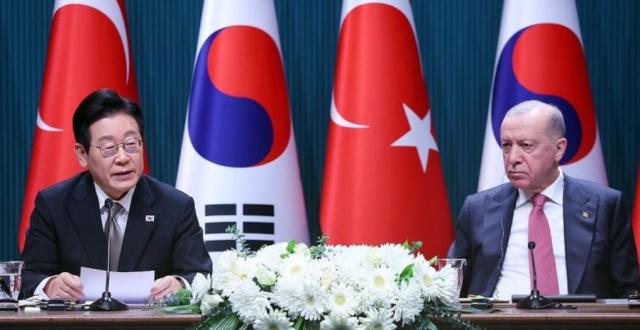 이재명 대통령과 레제프 타이이프 에르도안 튀르키예 대통령이 24일(현지시간) 튀르키예 앙카라 대통령궁에서 공동언론발표를 하고 있다. [사진=연합뉴스]