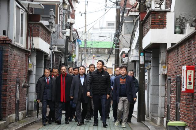 오세훈 서울시장이 25일 서울 중랑구 중화동 모아타운 현장을 찾아 사업 추진 현황을 점검하고 있다 20251125 사진연합뉴스