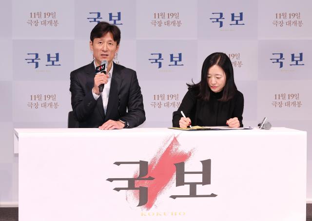 재일동포 이상일 감독이 지난 13일 서울 CGV 용산아이파크몰점에서 열린 영화 국보 시사 간담회에서 인사말을 하고 있다사진연합뉴스