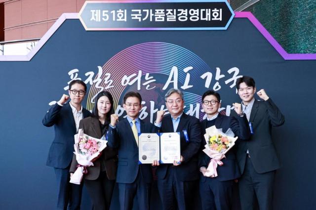 대한항공씨앤디서비스 최덕진왼쪽 셋째 대표가 ‘제51회 국가품질경영대회’에서 품질경쟁력
우수기업으로 선정된 후 직원들과 기념 촬영을 하고 있다 사진 제공  대한항공씨앤디서비스