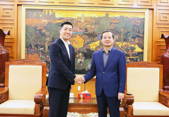 Chủ tịch UBND tỉnh Bắc Ninh Phạm Hoàng Sơn bên phải tiếp và làm việc với ông Kang Euisik Phó tổng giám đốc Công ty TNHH Samsung Display Việt Nam ẢnhTỉnh Bắc Ninh