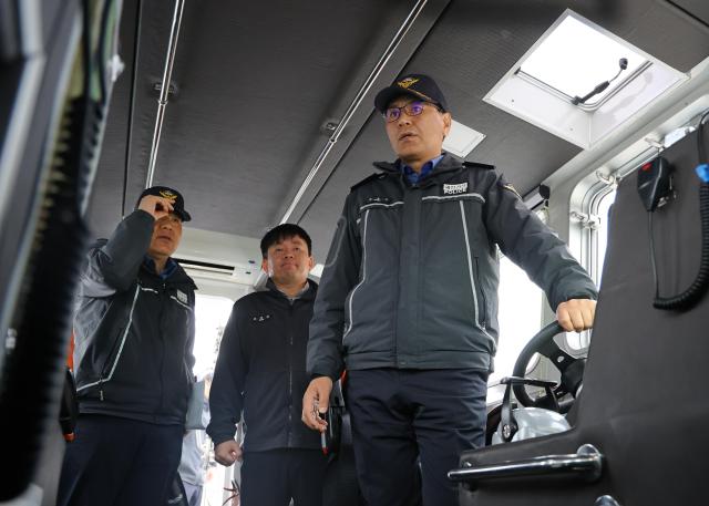 강릉해양경찰서 박홍식 서장오른쪽 첫번째이 25일 강릉파출소를 방문하여 동절기 해양안전관리 및 긴급 대응태세를 점검하고 있다 사진강릉 해경