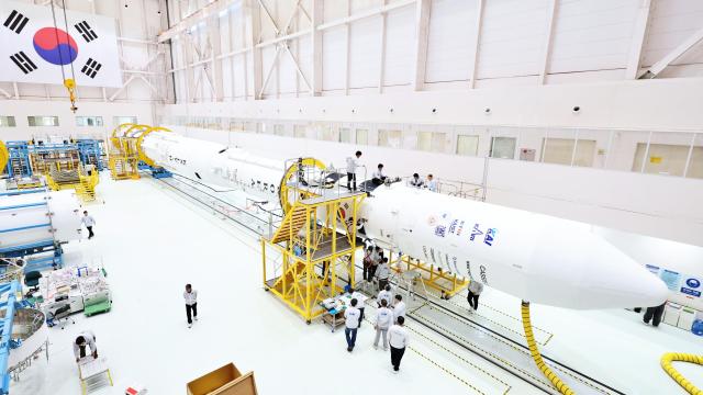 고흥 나로우주센터 조립동에서 2025년 11월 19일 연구진들이 누리호 4차 발사 총조립을 수행하고 있다 연합