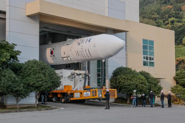 누리호가 2025년 11월 25일 전남 고흥 나로우주센터에서 발사대로 이송을 위해 조립동을 나오고 있다 연합