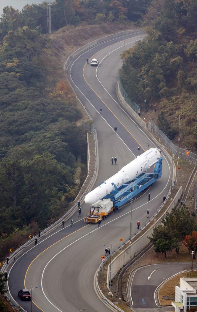 누리호가 2025년 11월 25일 전남 고흥 나로우주센터에서 4차 발사를 위해 발사대로 이송되고 있다 연합