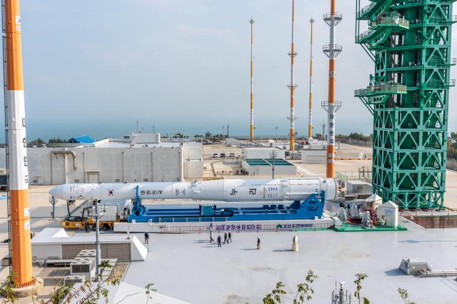 2025년 11월 25일 전남 고흥 나로우주센터에서 누리호 4차 발사를 위한 이송 및 기립작업이 진행되고 있다 연합