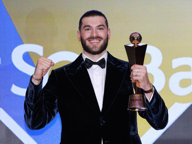 24일 서울 송파구 롯데호텔 월드에서 열린 2025 신한 SOL뱅크 KBO 시상식에서 정규시즌 최우수선수MVP로 선정된 한화의 폰세가 트로피와 함께 기념촬영을 하고 있다사진연합뉴스