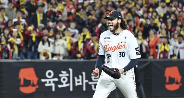 025 프로야구 KBO리그 포스트시즌 한국시리즈 3차전 LG 트윈스와 한화 이글스의 경기 6회초 2사 1 2루 한화 폰세가 LG 문보경을 삼진아웃으로 처리한 뒤 환호하고 있다사진연합뉴스 