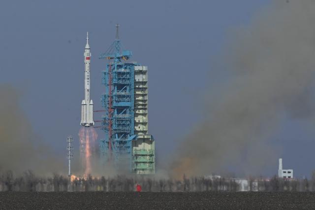 25일 중국 무인우주선 선저우22호가 주취안 위성발사센터에서 성공적으로 발사됐다 사진신화통신  