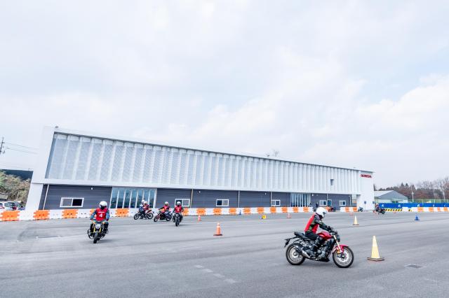 20일 혼다에듀케이션센터에서 교육자들이 오토바이를 타고 있다사진혼다