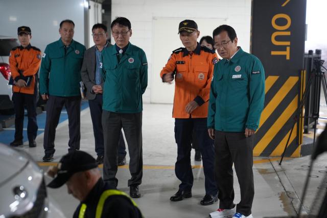 24일 호반써밋에듀파크에서 이현재 하남시장오른쪽 첫 번째과 조천묵 소방서장오른쪽 두 번째 홍종완 행정안전부 사회재난실장오른쪽 세 번째이  ‘전기차 화재 대응 합동훈련’을 실시하고 있다 사진하남시