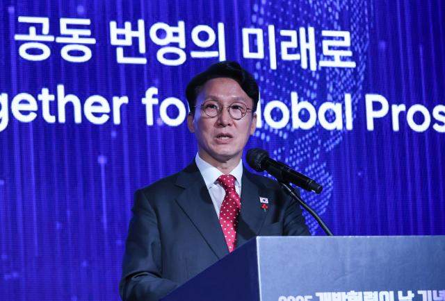 김민석 국무총리가 25일 서울 중구 플라자호텔에서 열린 개발협력의 날 기념식에서 기념사를 하고 있다 사진연합뉴스