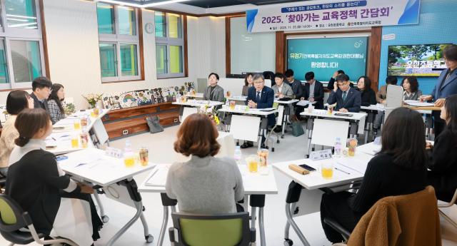 유정기 전북특별자치도교육감 권한대행이 25일 진안 오천초등학교에서 ‘주제가 있는 공감토크’를 진행하고 있다사진전북특별자치도교육청