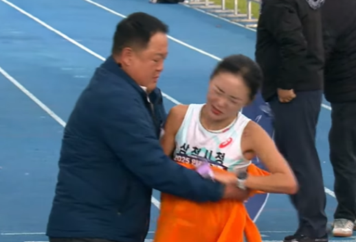 부상 방지 차원… 女선수 상체 감싼 감독, 신체접촉 논란 해명