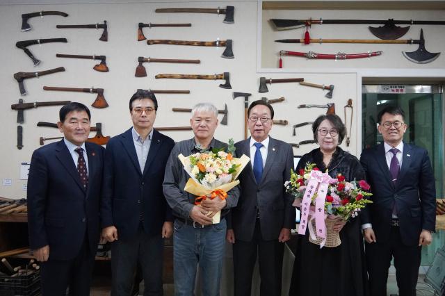 한국경제인협회는 25일 경남 의령군에서 독립유공자 후손 소상공인을 지원하는 ‘명품가게’ 프로젝트 2호점으로 ‘숲속의대장간’을 새단장하고 현판식을 개최했다 왼쪽부터 박형인 광복회 경남지부장 이상윤 한경협 상무 이광원 숲속의대장간 장인 김진 광복회 부회장 조수래 후손조소앙 선생의 손녀 김상우 경남동부보훈지청 지청장사진한경협