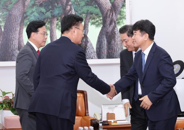 더불어민주당 김병기 원내대표와 문진석 원내수석부대표 국민의힘 송언석 원내대표와 유상범 원내수석부대표가 11일 서울 여의도 국회에서 만나 대화하고 있다 사진연합뉴스