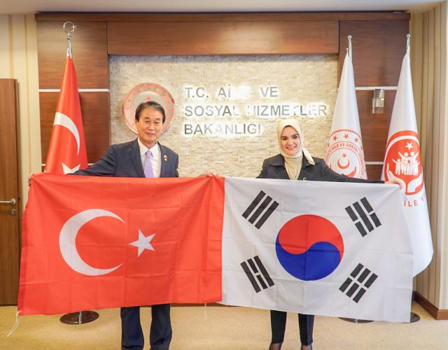 권오을 국가보훈부 장관은 24일현지시간 오후 튀르키예 수도 앙카라 가족사회부를 방문해 마히누르외즈데미르괵타스 튀르키예 가족사회부장관을 만나 환담 후 양국국기룰 들고 기념촬영을 하고 있다 사진국가보훈부