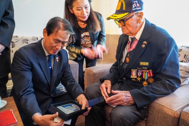 권오을 국가보훈부 장관이 지난 23일현지시간 오후 튀르키예 수도 앙카라에 거주하고 있는 야사르 오르만 에켄 참전용사의 자택을 방문해 참전용사의 집 명패를 전달하고 있다 사진국가보훈부