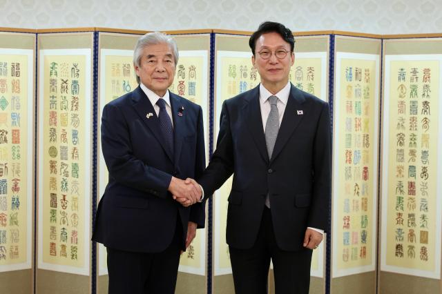 김민석 국무총리가 24일 서울 종로구 정부서울청사에서 제58회 한일·일한 협력위원회 합동총회 참석차 방한한 일측 대표단 접견에 앞서 나카소네 히로후미 회장대행 겸 이사장과 악수하고 있다 사진총리실