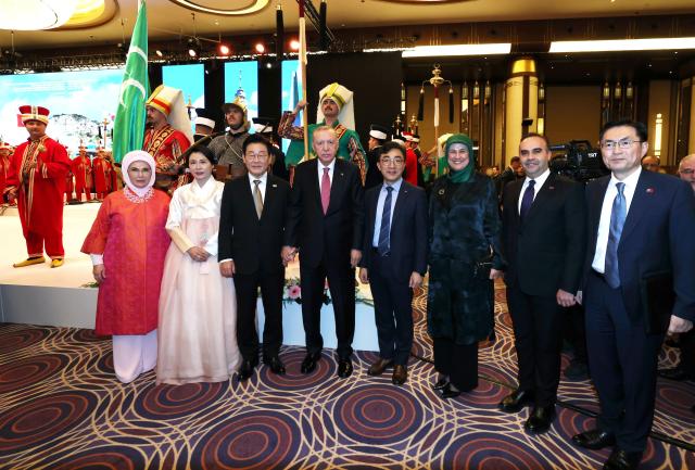 (좌측부터) 튀르키예 영부인 에미네 에르도안 여사, 영부인 김혜경 여사, 이재명 대통령, 레제프 타이이프 에르도안 튀르키예 대통령, 김승주 SK플라즈마 대표, 파트마 메릭 일마즈 튀르키예 적신월사 총재, 메흐메트 파티흐 카치르 튀르키예 산업‧기술부 장관, 정연두 주튀르키예 대사.[사진=SK플라즈마]