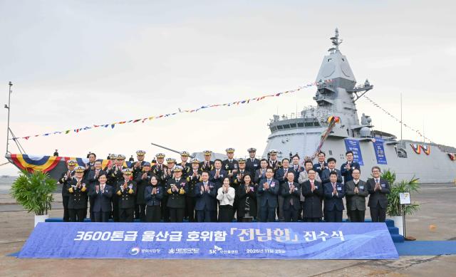 25일 경남 고성군 SK오션플랜트에서 열린 울산급 Batch-Ⅲ 3번함인 전남함 진수식에서 성일종 국회 국방위원장1열 왼쪽에서 6번째 강동길 해군참모총장1열 왼쪽에서 5번째을 비롯한 행사 관계자들이 기념사진을 촬영하고 있다 사진해군
