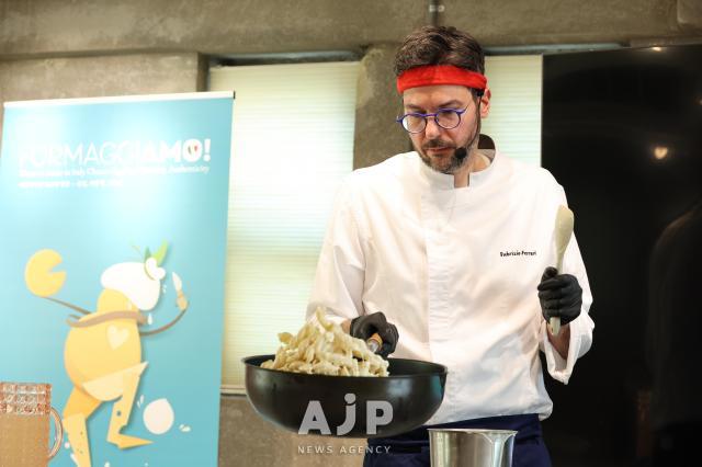 On Nov. 14, 2025, Chef Fabri cooks pasta at the Italian Promotion Center in Gangnam District, Seoul. AJP Yoo Na-hyun