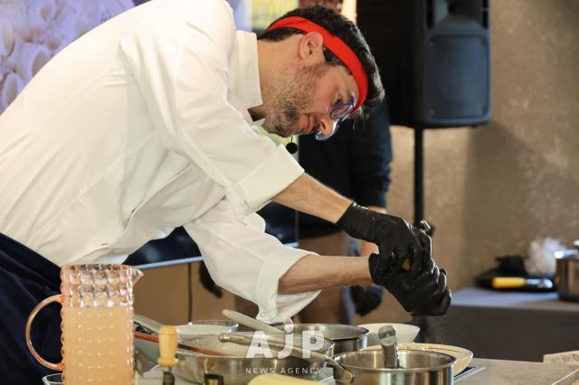 Chef Fabri adds pepper to pasta at the Italian Promotion Center in Gangnam District, Seoul on Nov. 14, 2025. AJP Yoo Na-hyun