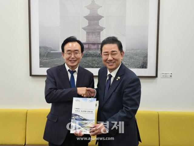 윤병태 나주시장사진 왼쪽이 24일 국회에서 김병기 더불어민주당 원내대표를 만나 악수하고 있다 사진나주시 
