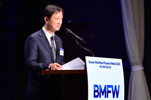 이찬진 금융감독원장이 25일 부산 부산진구 롯데호텔 부산에서 열린 ‘2025 부산 해양금융위크’ 개막식에서 개회사를 하고 있다 사진금융감독원