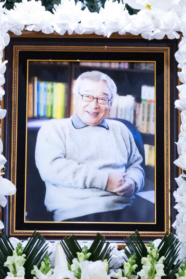 향년 91세를 일기로 별세한 원로 배우 겸 이순재 전 국회의원의 빈소가 25일 오후 서울아산병원 장례식장에 마련됐다 발인은 27일 오전 6시 20분으로 예정되어 있으며 장지는 이천 에덴낙원이다 20251125사진사진공동취재단