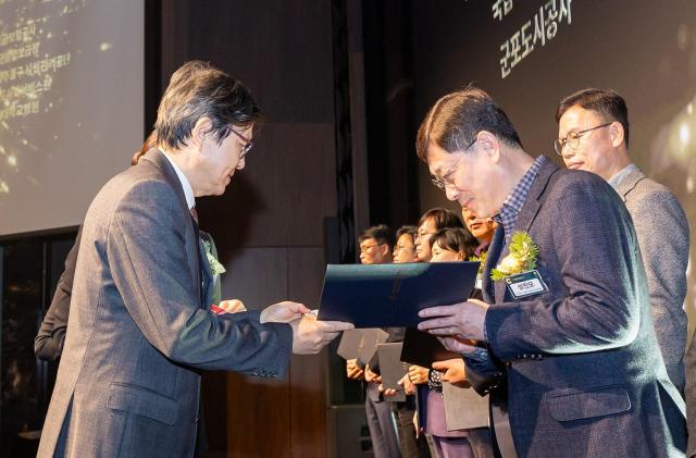 25일 서울 서초구 엘타워에서 열린 ‘2025년 지역사회공헌 인정제’ 시상식에서 ‘생명존중 특별상’ 부문 시상이 이뤄지고 있다 사진생명보험사회공헌재단