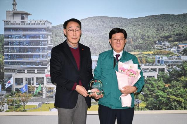 노영진 국민건강보험공단 기장지사장좌측이 정종복 기장군수우측에게 감사패를 전달하고 있다사진기장군