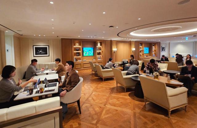 신세계남산에서 열린 경기도 중소셀러 판매컨설팅에서 G마켓 MD가 셀러와 일대일 상담을 진행하고 있다 사진G마켓