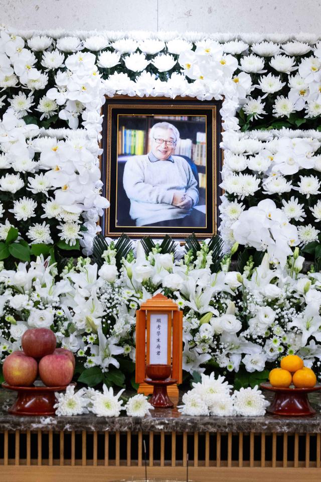 향년 91세를 일기로 별세한 원로 배우 겸 이순재 전 국회의원의 빈소가 25일 오후 서울아산병원 장례식장에 마련됐다 발인은 27일 오전 6시 20분으로 예정되어 있으며 장지는 이천 에덴낙원이다 20251125사진사진공동취재단