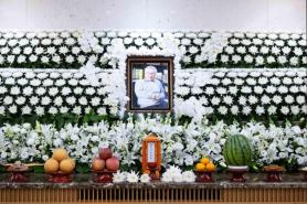 Mourners flock to memorial altar to pay respects to tireless actor